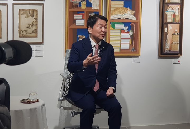 [대구=뉴시스] 정창오 기자=안철수 국민의힘 의원이 6일 오후 대구시 남구의 한 기업 사무실에서 열린 기자간담회에서 발언하고 있다. 2023.12.06 photo@newsis.com