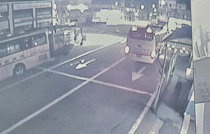 [진주=뉴시스] 진주시 장대동 시외버스터미널을 나오는 시외버스 차량 모습. *재판매 및 DB 금지