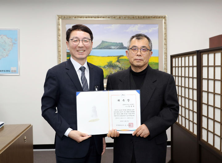 [제주=뉴시스] 양성필(오른쪽) 건축사가 지난 5일 김성중 제주도 행정부지사로부터 제4대 제주도 총괄건축가 위촉장을 전달받고 있다. (사진=제주도 제공) 2023.12.06. photo@newsiscom *재판매 및 DB 금지