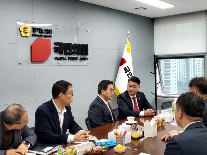 [수원=뉴시스] 이병희 기자 = 김동연 경기도지사가 6일 경기도의회 국민의힘을 찾아 김정호 대표의원과 대화하고 있다. 2023.12.06. iambh@newsis.com *재판매 및 DB 금지