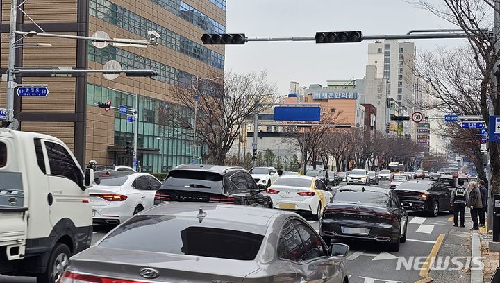 [울산=뉴시스] 배병수 기자 = 6일 오후 울산 일부 지역에 정전이 발생한 가운데 울산시청 앞 도로에 신호등이 꺼져있다. 2023.12.06. bbs@newsis.com  