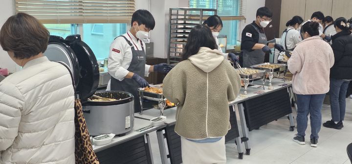 6일 충북 옥천교육지원청에서 열린 '아침 간편식 시식회'에 참여한 교직원들이 줄을 서 간편식을 제공받고 있다.2023.12.06.kipoi@newsis.com *재판매 및 DB 금지
