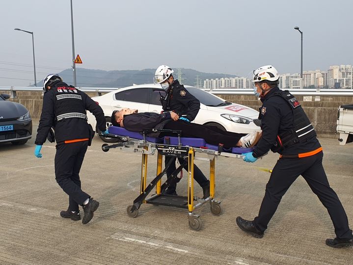 [대전=뉴시스] 조명휘 기자 = 대전시가 6일 오후 서구 구봉로 정림대교에서 겨울철 폭설 대응 현장훈련을 펼치고 있다. (사진= 대전시 제공) 2023.12.06. photo@newsis.com *재판매 및 DB 금지