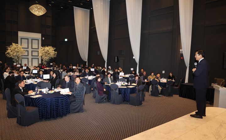 윤건영 충북교육감이 6일 청주 S컨벤션에서 열린 '교육정책자문위원회 워크숍'에 참석해 2024년도 충북 교육 방향을 설명하고 있다.2024.12.06.kipoi@newsis.com *재판매 및 DB 금지