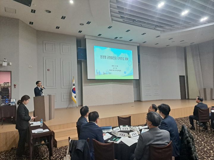 [안동=뉴시스] 6일 안동 그랜드호텔에서 '제13회 중부내륙권 발전포럼' 및 '제15회 동해안 발전포럼'이 열리고 있다. (사진=경북도 제공) 2023.12.06 *재판매 및 DB 금지