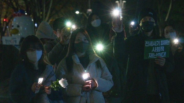 [부산=뉴시스] '전세사기 부산지역 피해자 대책위원회' 및 '전세사기·깡통전세 문제해결을 위한 부산시민사회대책위원회'는 5일 오후 부산 연제구 부산시청 앞 광장에서 전세사기 특별법 개정 촉구 집회를 개최했다. 집회에 참여한 시민들이 '전세사기 특별법' 개정을 촉구하고 있다. (사진=부산전세사기 피해자대책위 제공) *재판매 및 DB 금지