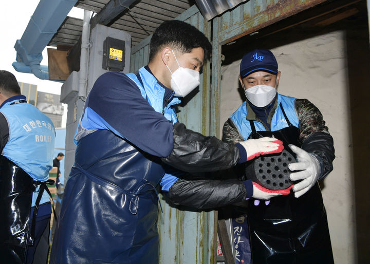[대구=뉴시스] 공군 군수사령부 부사관단은 6일 대구 중구에 위치한 사회복지시설 '행복나눔의 집'에서 연탄 나눔 봉사활동을 진행했다. (사진=공군 군수사령부 제공) 2023.12.06. photo@newsis.com *재판매 및 DB 금지