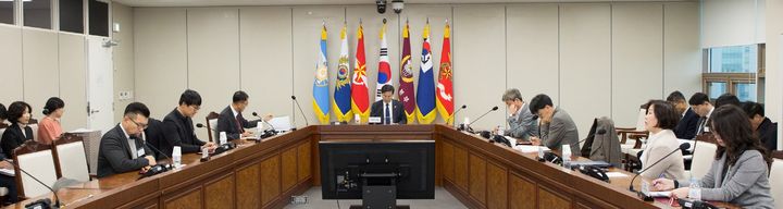 [서울=뉴시스] 김선호 국방부차관이 6일 국방부 청사에서 국무조정실·국방부·외교부·통일부·국가보훈부·국정원·경찰청 등 관계부처 위원들이 참석한 가운데 국군포로 관련 당면 현안에 대한 추진사항을 점검하고 논의하는 '제23차 범정부 국군포로대책위원회'를 개최하고 있다. (사진=국방부 제공) 2023.12.06. photo@newsis.com *재판매 및 DB 금지