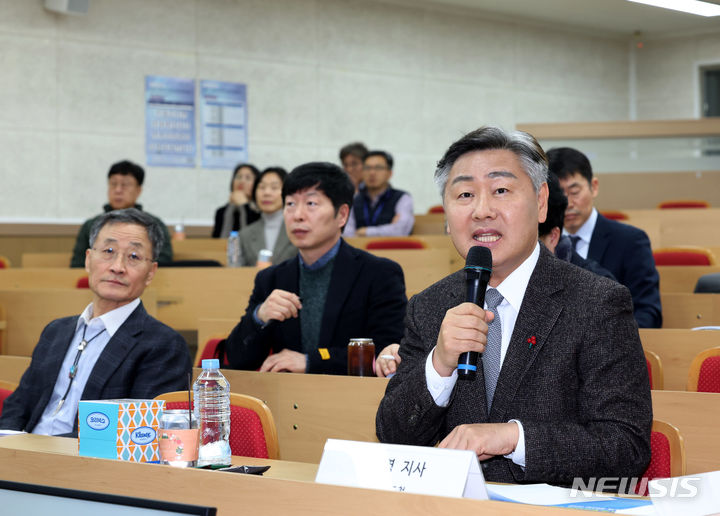 [전주=뉴시스] 6일 전북대학교 진수당에서 열리는 2023 세계 바이오 혁신포럼(World Bio Innovation Forum)’에서 김관영 전북지사가 ‘글로벌 생명경제 도시, 전북특별자치도와 바이오클러스터’를 주제삼아 기조발제자로 나서 전북형 바이오산업 육성 필요성과 추진의지를 표명하고 있다. 2023.12.06 (사진= 전라북도청 제공) *재판매 및 DB 금지