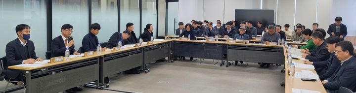 [대전=뉴시스] 산림청의 '산불피해지 복원추진협의회' 개최 모습. *재판매 및 DB 금지