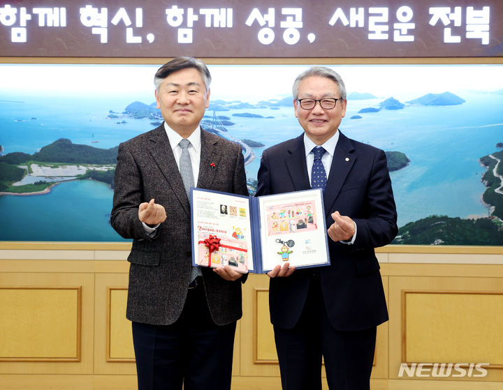 [전주=뉴시스] 6일 전북도청 회의실에서 김관영 전북지사(왼쪽)와 임환 대한결핵협회 전북지부 회장이 ‘2023년 크리스마스 씰 증정식’을 갖고 있다. 2023.12.06 (사진= 전라북도청 제공) *재판매 및 DB 금지