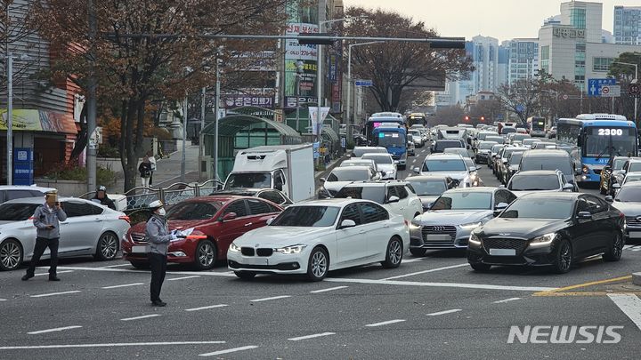 [울산=뉴시스] 배병수 기자 = 6일 오후 울산 일부 지역에 정전이 발생한 가운데 울산 공업탑 로터리에 신호등이 꺼져 경찰이 교통지도 중이다. 2023.12.06. bbs@newsis.com 