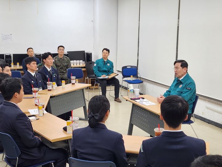[서울=뉴시스] 김선호 국방부차관이 6일 오후 중앙대학교 학군단을 방문하여 서울권역 5개 대학(중앙대, 서울대, 동국대, 국민대, 상명대) 학군장교후보생들을 만나 학군장교 지원율 제고 방안에 대한 현장의 목소리를 경청하고 있다. (사진=국방부 제공) 2023.12.06. photo@newsis.com *재판매 및 DB 금지