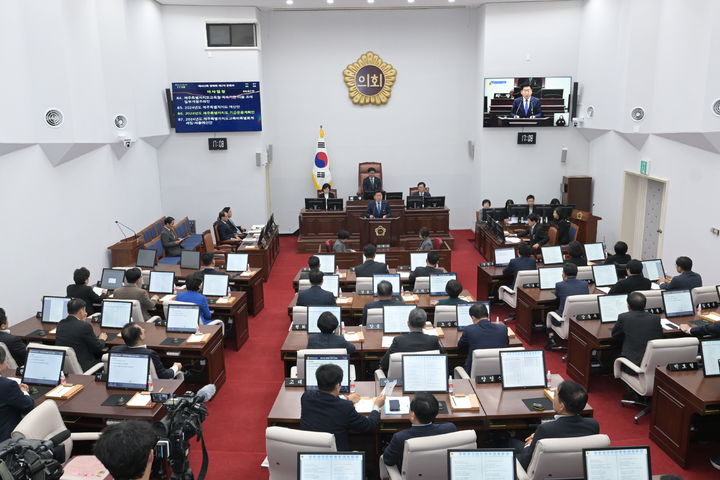 [제주=뉴시스] 양영전 기자 = 6일 오후 제주도의회 본회의장에서 제422회 임시회 제2차 정례회 제2차 본회의가 열리고 있다. (사진=제주도의회 제공) 2023.12.06. photo@newsis.com *재판매 및 DB 금지