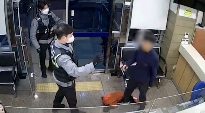 무전취식으로 출동한 경찰 조치에 불만을 품고 흉기를 구매한 20대가 대전 동구 용전지구대를 찾아 경찰관을 위협하던 중 체포됐다.(사진=대전경찰청 제공) *재판매 및 DB 금지