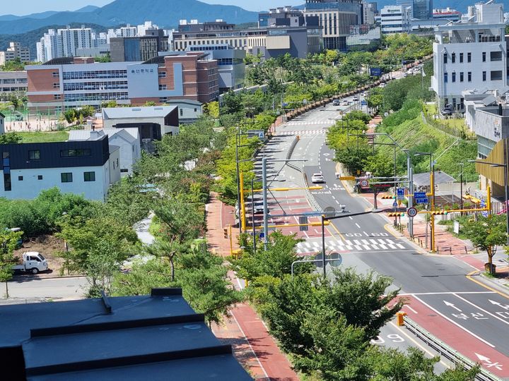 [울산=뉴시스] 유재형 기자 = 울산시는 산림청 주관 ‘2023년 녹색도시 우수사례 공모전’에서 기후대응 도시숲 부문 우수상을 받았다고 7일 밝혔다. 사진은 ‘우정혁신도시 도시바람길숲’. 2023.12.07. (사진= 울산시 제공)photo@newsis.com *재판매 및 DB 금지