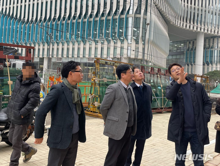 간담회 참석자들이 입주하게될 센터를 둘러보고 있다.