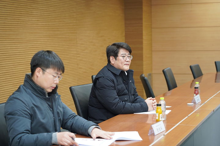 [세종=뉴시스] 권재한 농림축산식품부 농업혁신정책실장이 6일 식품기업 풀무원 본사를 방문해 현장 의견을 청취하고 있다. (사진=농식품부 제공) *재판매 및 DB 금지