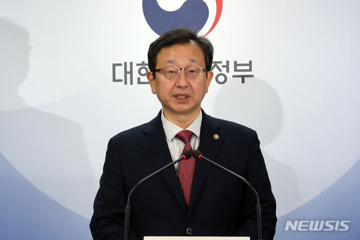 [서울=뉴시스] 배훈식 기자 = 정승윤 국민권익위원회 부위원장 겸 사무처장이 지난 6일 오전 서울 종로구 정부서울청사에서 2023년 공직유관단체 채용실태 전수조사 및 사규 컨설팅 결과를 발표하고 있다. 2023.12.06. dahora83@newsis.com