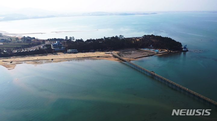 전남도가 소중한 사람과 연말연시 추억을 쌓고 세밑을 더욱 뜻깊게 보낼 12월 겨울여행지 4곳을 선정했다.  사진은 함평 돌머리해수욕장 전경. (사진=전남도 제공) 2023.12.06. photo@newsis.com