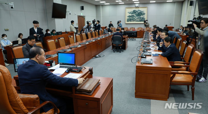 [서울=뉴시스] 고범준 기자 = 윤재옥 국회운영위원회 위원장이 6일 오전 서울 여의도 국회에서 열린 국회운영위원회 전체회의에서 의사봉을 두드리고 있다. 이날 이양수 국민의힘 국회운영위원회 간사만 참석한 가운데 여당 의원들의 불참으로 운영위는 무산됐다. 2023.12.06. bjko@newsis.com