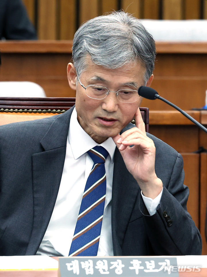 [서울=뉴시스] 이영환 기자 = 조희대 대법원장 후보자가 6일 오전 서울 여의도 국회에서 열린 인사청문회에 참석해 관계자와 대화를 하며 잠시 생각에 잠겨 있다. 2023.12.06. 20hwan@newsis.com