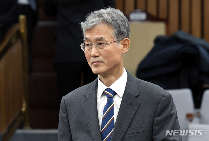 [서울=뉴시스] 이영환 기자 = 조희대 대법원장 후보자가 6일 오전 서울 여의도 국회에서 열린 인사청문회에 참석하고 있다. 2023.12.06. 20hwan@newsis.com