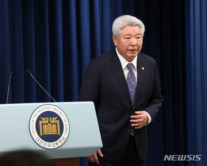 [서울=뉴시스] 조수정 기자 = 김홍일 방송통신위원장 후보자가 6일 서울 용산 대통령실 청사에서 열린 정무직 인선 발표 브리핑에서 지명 소감을 밝힌 뒤 인사하고 있다. 2023.12.06. chocrystal@newsis.com