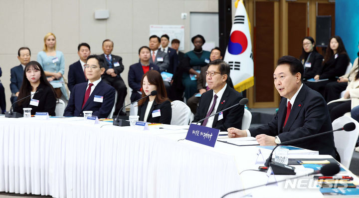 [부산=뉴시스] 전신 기자 = 윤석열 대통령이 6일 부산 동구 부산항국제전시컨벤션센터에서 열린 '부산시민의 꿈과 도전' 격려 간담회에서 발언하고 있다. 2023.12.06. photo1006@newsis.com