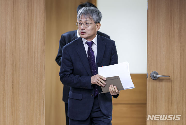 [서울=뉴시스] 정병혁 기자 = 김광동 진실화해를위한과거사정리위원회 위원장이 6일 서울 중구 진실화해를위한과거사정리위원회 대회의실에서 열린 출범 3주년 기자간담회에 참석하고 있다. 2023.12.06. jhope@newsis.com