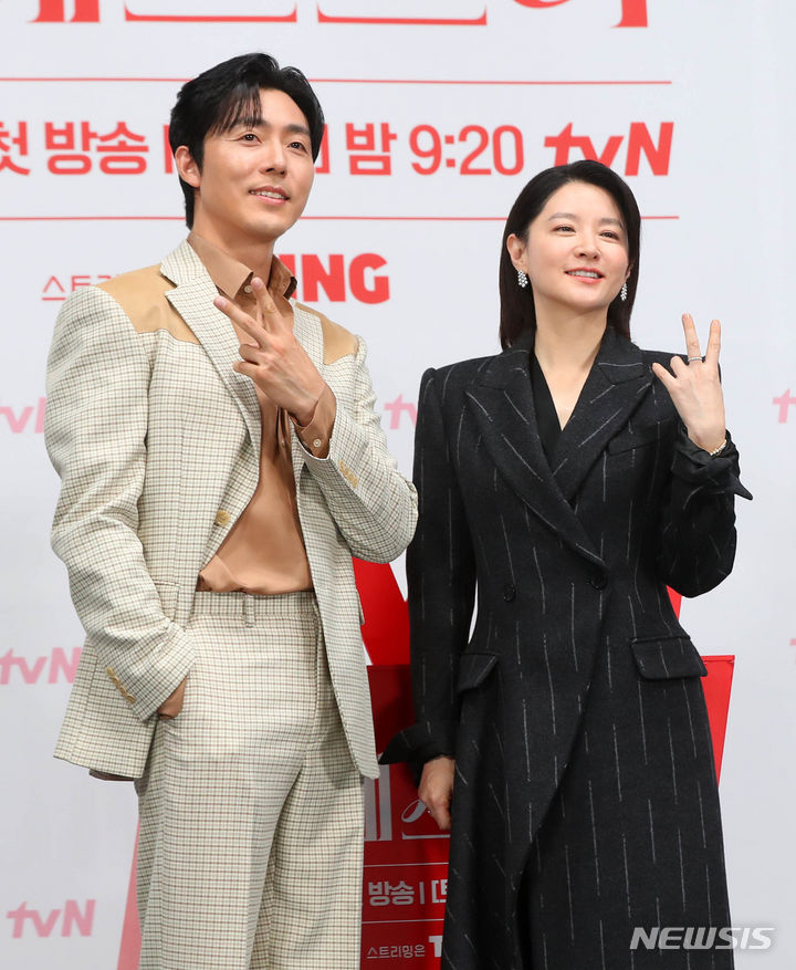 [서울=뉴시스] 김혜진 기자 = 배우 이무생, 이영애가 6일 오전 서울 구로구 라마다 서울 신도림 호텔에서 열린 tvN 새 토일드라마 '마에스트라' 제작발표회에서 포즈를 취하고 있다. '마에스트라'는 전 세계 단 5%뿐인 여성 지휘자 마에스트라 천재 혹은 전설이라 불리는 차세음(이영애)이 자신의 비밀을 감춘 채 오케스트라를 둘러싼 사건의 진실을 찾아가는 미스터리 드라마다. 오는 9일 오후 9시 20분 첫 방송. 2023.12.06. jini@newsis.com