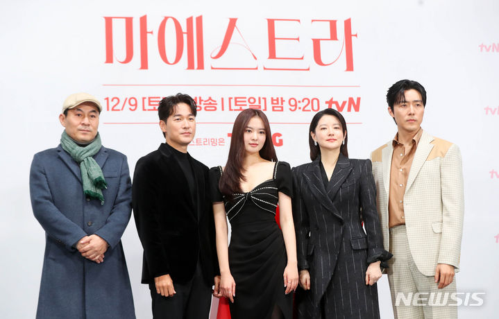 [서울=뉴시스] 김혜진 기자 = 김정권 감독(왼쪽부터), 배우 김영재, 황보름별, 이영애, 이무생이 6일 오전 서울 구로구 라마다 서울 신도림 호텔에서 열린 tvN 새 토일드라마 '마에스트라' 제작발표회에서 포즈를 취하고 있다. '마에스트라'는 전 세계 단 5%뿐인 여성 지휘자 마에스트라 천재 혹은 전설이라 불리는 차세음(이영애)이 자신의 비밀을 감춘 채 오케스트라를 둘러싼 사건의 진실을 찾아가는 미스터리 드라마다. 오는 9일 오후 9시 20분 첫 방송. 2023.12.06. jini@newsis.com