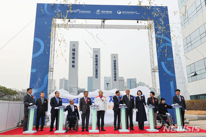 [서울=뉴시스] 권창회 기자 = 유인촌 문화체육관광부 장관, 이기흥 대한체육회장을 비롯한 참석자들이 6일 오전 서울 송파구 올림픽회관에서 열린 올림픽회관 재개관식에서 입간판 제막식을 하고 있다. 2023.12.06. kch0523@newsis.com