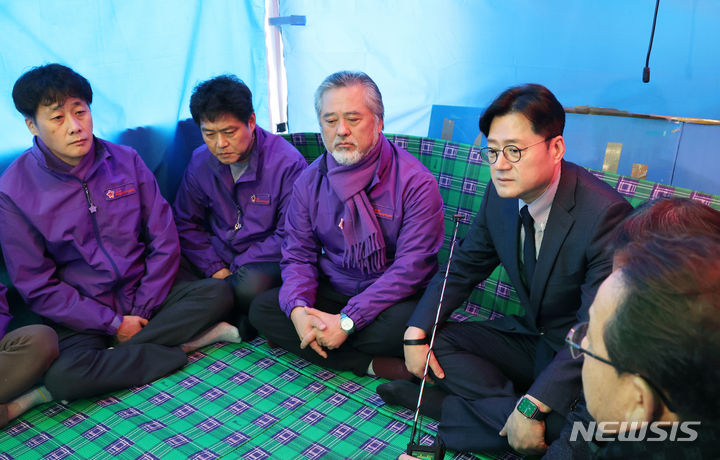 [서울=뉴시스] 고범준 기자 = 홍익표 더불어민주당 원내대표를 비롯한 의원들이 6일 서울 여의도 국회 앞 10.29 이태원 참사 유가족협의회 농성장을 찾아 유가족과 대화를 나누고 있다. (공동취재) 2023.12.06. photo@newsis.com