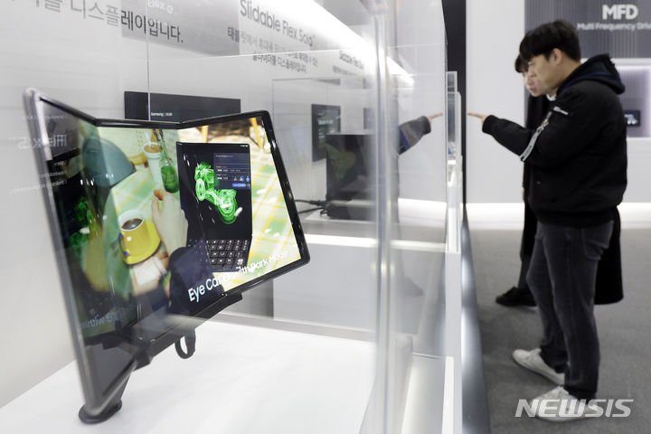 [서울=뉴시스] 최동준 기자 = 6일 서울 강남구 코엑스에서 열린 2023 대한민국 산업기술 R&D 대전을 찾은 시민들이 삼성전자의 멀티 폴더블 디스플레이 등을 살펴보고 있다. 2023.12.06. photocdj@newsis.com