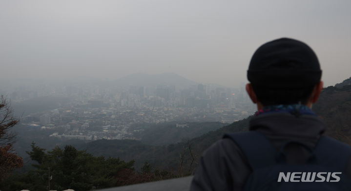 [서울=뉴시스] 김명년 기자 = 전국 대부분 지역의 초미세먼지 농도가 나쁨 수준을 보인 6일 오후 서울 종로구 북악산에서 바라본 도심이 뿌옇게 보이고 있다. 2023.12.06. kmn@newsis.com
