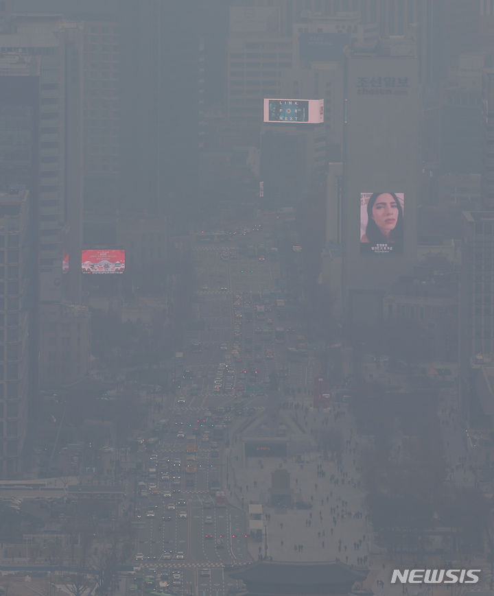 [서울=뉴시스] 김명년 기자 = 전국 대부분 지역의 초미세먼지 농도가 나쁨 수준을 보인 6일 오후 서울 종로구 북악산에서 바라본 도심이 뿌옇게 보이고 있다. 2023.12.06. kmn@newsis.com