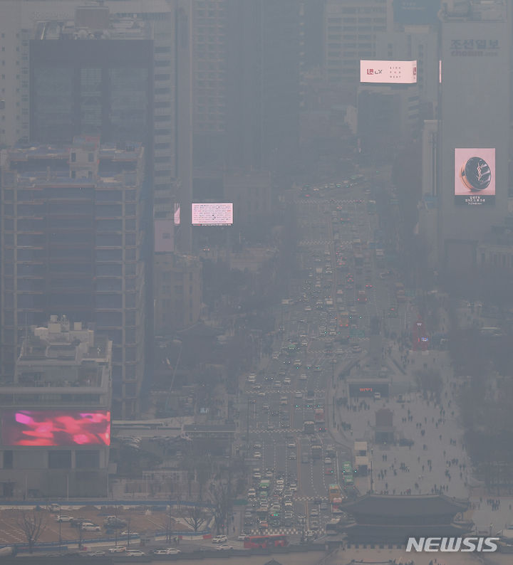 [서울=뉴시스] 김명년 기자 = 전국 대부분 지역의 초미세먼지 농도가 나쁨 수준을 보인 6일 오후 서울 종로구 북악산에서 바라본 도심이 뿌옇게 보이고 있다. 2023.12.06. kmn@newsis.com