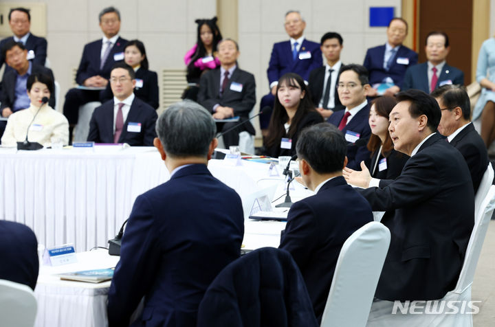 [부산=뉴시스] 전신 기자 = 윤석열 대통령이 6일 부산 동구 부산항국제전시컨벤션센터에서 열린 '부산시민의 꿈과 도전' 격려 간담회에서 마무리 발언을 하고 있다. 2023.12.06. photo1006@newsis.com