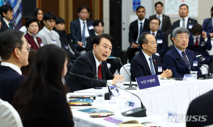 [부산=뉴시스] 전신 기자 = 윤석열 대통령이 6일 부산 동구 부산항국제전시컨벤션센터에서 열린 '부산시민의 꿈과 도전' 격려 간담회에서 마무리 발언을 하고 있다. 2023.12.06. photo1006@newsis.com