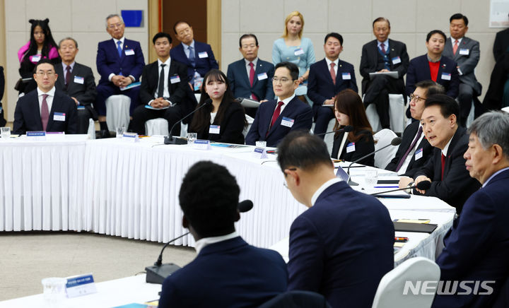 [부산=뉴시스] 전신 기자 = 윤석열 대통령이 6일 부산 동구 부산항국제전시컨벤션센터에서 열린 '부산시민의 꿈과 도전' 격려 간담회에서 마무리 발언을 하고 있다. 2023.12.06. photo1006@newsis.com