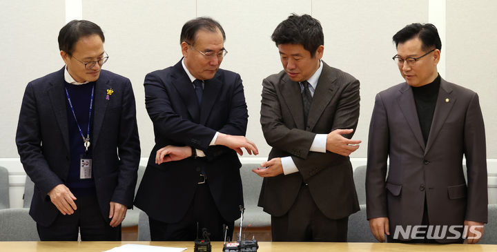 [서울=뉴시스] 이영환 기자 = 유의동 국민의힘 정책위의장과 이개호 더불어민주당 정책위의장이 6일 오후 서울 여의도 국회에서 열린 여야 2+2 합의체 회의에 참석해 기념촬영을 하고 있다. 왼쪽부터 더불어민주당 박주민 원내수석부대표, 이개호 정책위의장, 국민의힘 유의동 정책위의장, 이양수 원내수석부대표. 2023.12.06. 20hwan@newsis.com