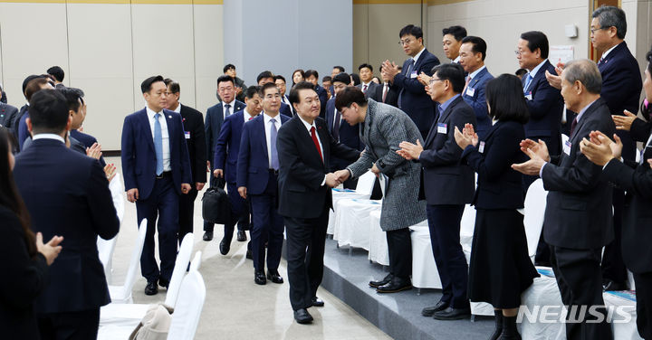 [부산=뉴시스] 전신 기자 = 윤석열 대통령이 6일 부산 동구 부산항국제전시컨벤션센터에서 열린 '부산시민의 꿈과 도전' 격려 간담회에 입장하며 참석자들과 인사하고 있다. 2023.12.06. photo1006@newsis.com