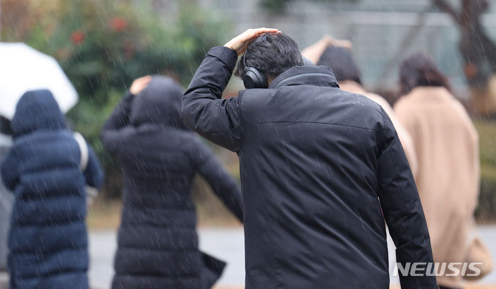 [서울=뉴시스] 황준선 기자 = 비가 내린 지난 6일 오후 서울 용산역에서 우산이 없는 시민들이 발걸음을 재촉하고 있다. 2023.12.06. hwang@newsis.com