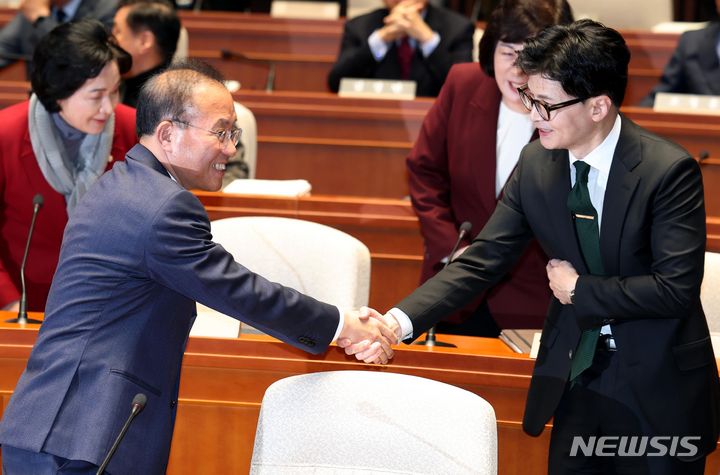 [서울=뉴시스] 조성봉 기자 = 윤재옥 국민의힘 원내대표와 한동훈 법무부 장관이 6일 오후 서울 여의도 국회에서 열린 국민의힘 정책의원총회에서 악수를 하고 있다. 2023.12.06. suncho21@newsis.com