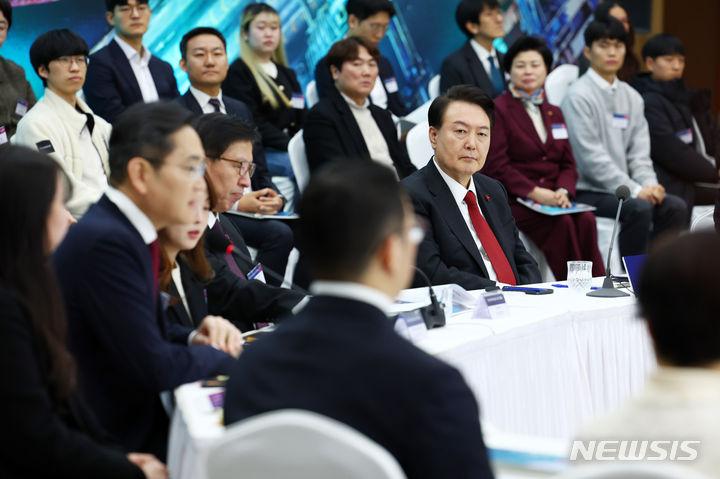 [부산=뉴시스] 전신 기자 = 윤석열 대통령이 6일 부산 동구 부산항국제전시컨벤션센터에서 열린 '부산시민의 꿈과 도전' 격려 간담회에서 이재용 삼성전자 회장의 발언을 듣고 있다. 2023.12.06. photo1006@newsis.com