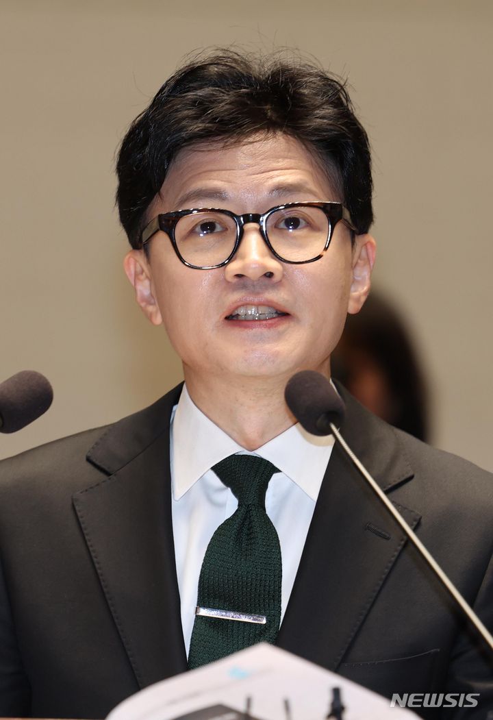 [서울=뉴시스] 조성봉 기자 = 한동훈 법무부 장관이 6일 오후 서울 여의도 국회에서 열린 국민의힘 정책의원총회에서 '출입국이민청 신설 방안'에 대해 설명하고 있다. 2023.12.06. suncho21@newsis.com