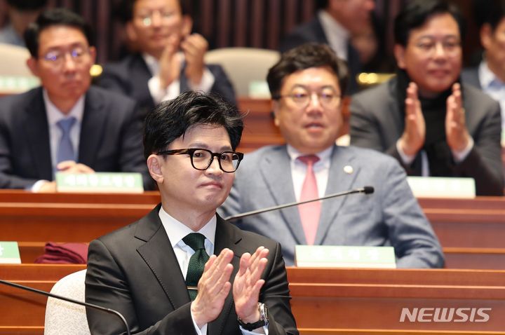 [서울=뉴시스] 조성봉 기자 = 한동훈 법무부 장관이 6일 오후 서울 여의도 국회에서 열린 국민의힘 정책의원총회에서 박수를 치고 있다. 2023.12.06. suncho21@newsis.com