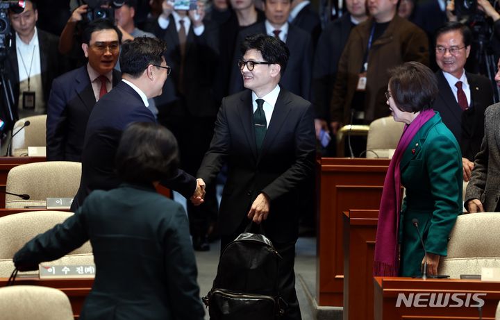 [서울=뉴시스] 조성봉 기자 = 한동훈 법무부 장관이 6일 오후 서울 여의도 국회에서 열린 국민의힘 정책의원총회에서 의원들과 인사를 나누고 있다. 2023.12.06. suncho21@newsis.com