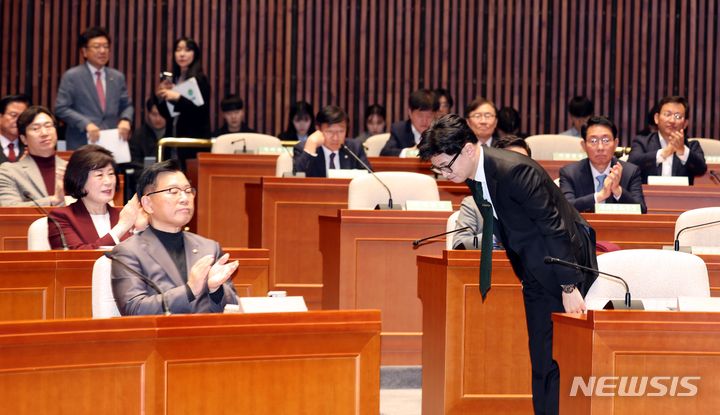 [서울=뉴시스] 조성봉 기자 = 한동훈 법무부 장관이 6일 오후 서울 여의도 국회에서 열린 국민의힘 정책의원총회에서 의원들에게 인사를 하고 있다. 2023.12.06. suncho21@newsis.com